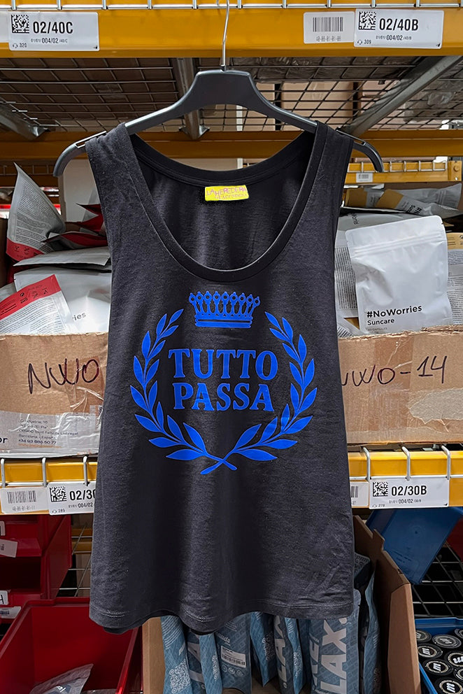 Camiseta negra TUTTO PASSA  azul