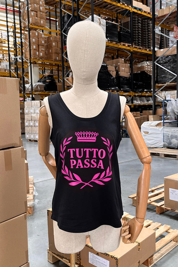 Camiseta negra TUTTO PASSA rosa