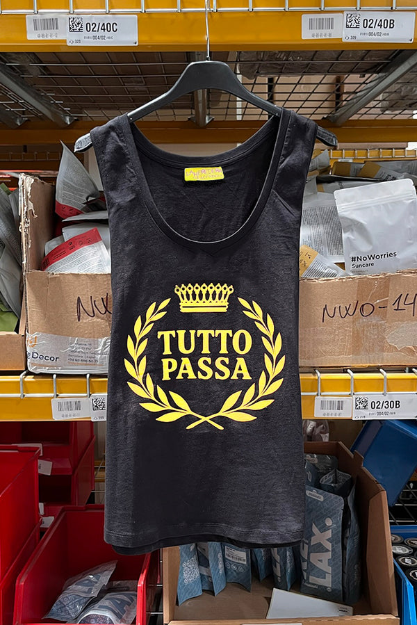 Camiseta negra TUTTO PASSA amarillo