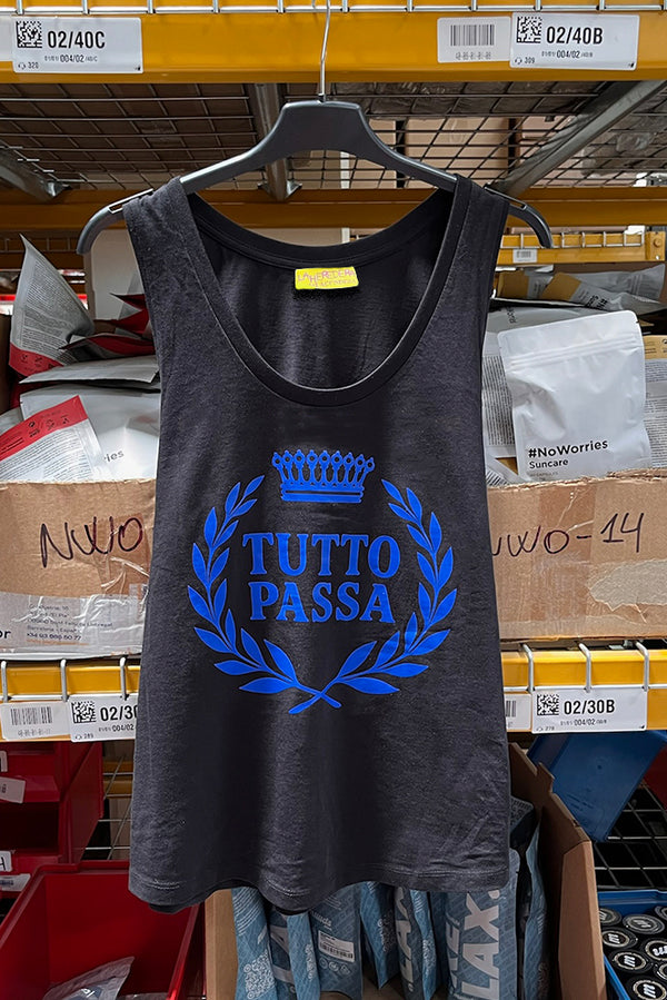 Camiseta negra TUTTO PASSA  azul