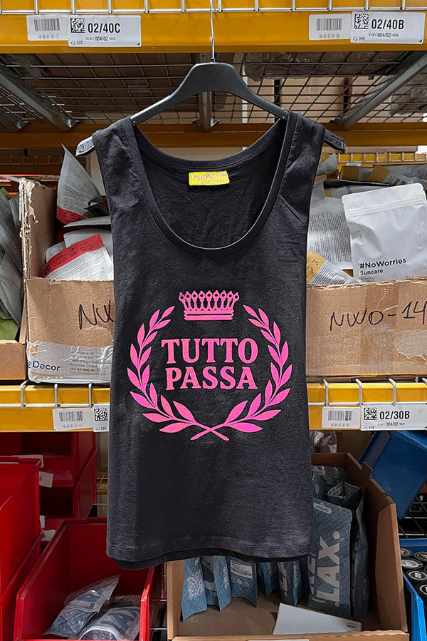 Camiseta negra TUTTO PASSA rosa